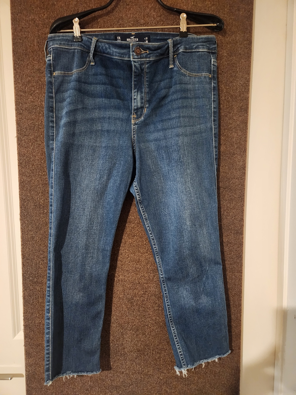Hollister Women’s Mid Blue Cropped Straight Jeans